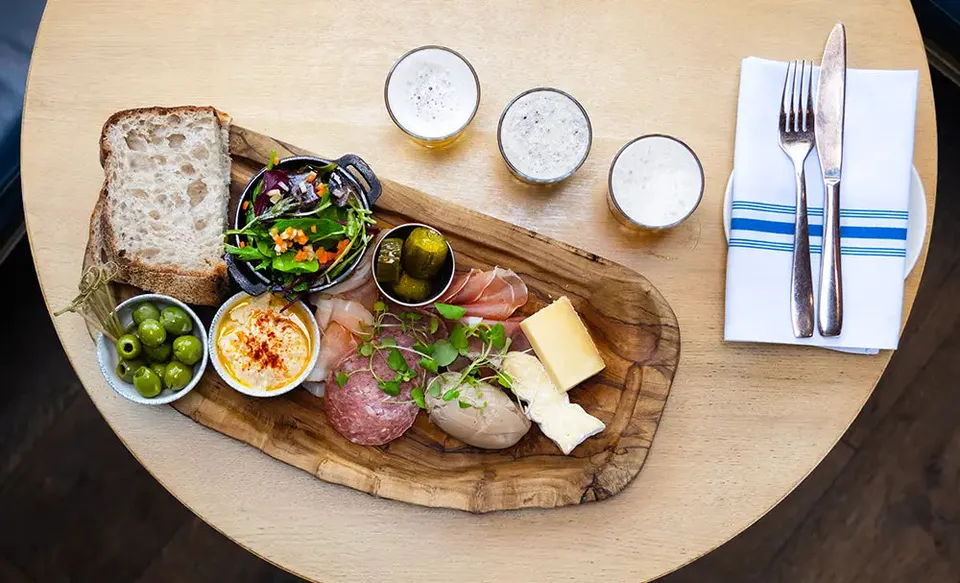 Adnams Brewer's Board tagliere + 3 birre fresche