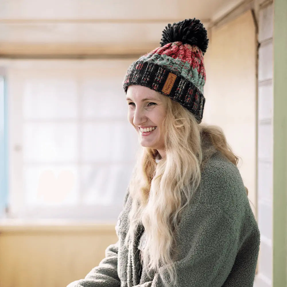 Adnams Bobble Hat cappello invernale blu rosa