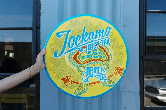 Abita Jockamo insegna in metallo tacker